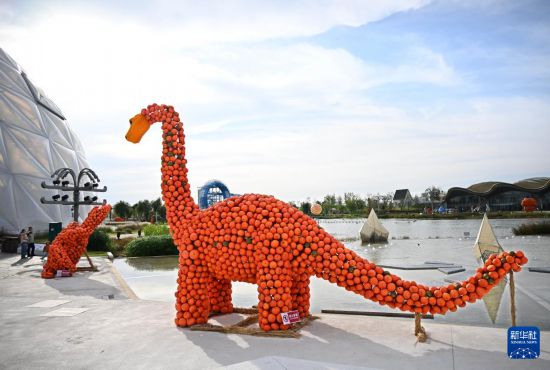 这是景区展示的一处“南瓜恐龙”造型（10月18日摄）。